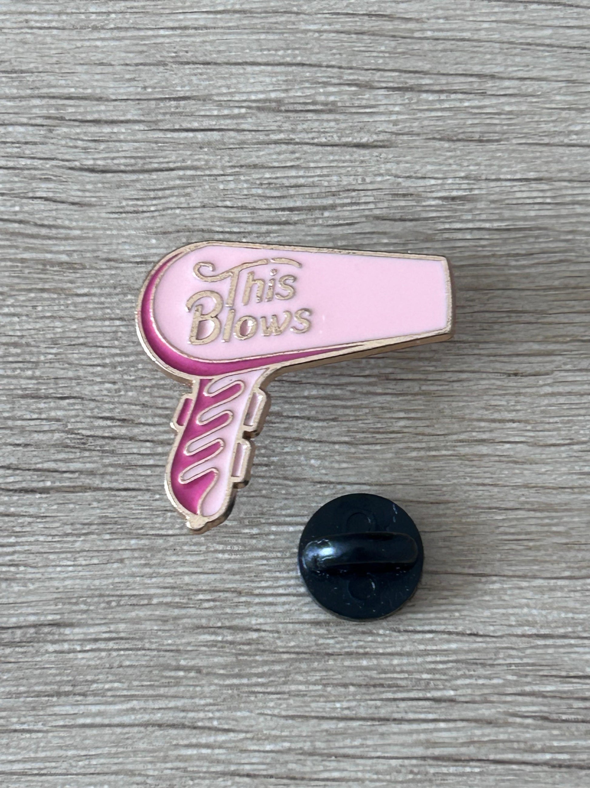 Pin émaillé sèche-cheveux rose «This Blows»; dos noir