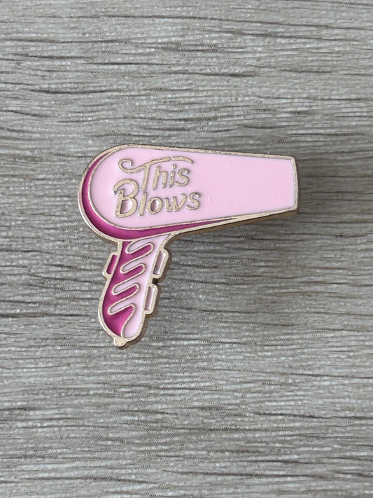 Pin émaillé sèche-cheveux rose «This Blows»