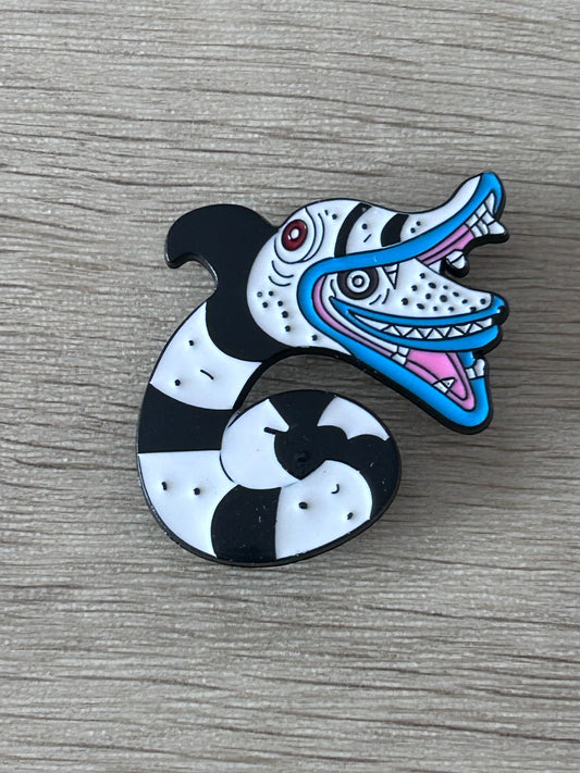 Pin serpent Beetlejuice émaillé noir et blanc, profil avec grande bouche bleue