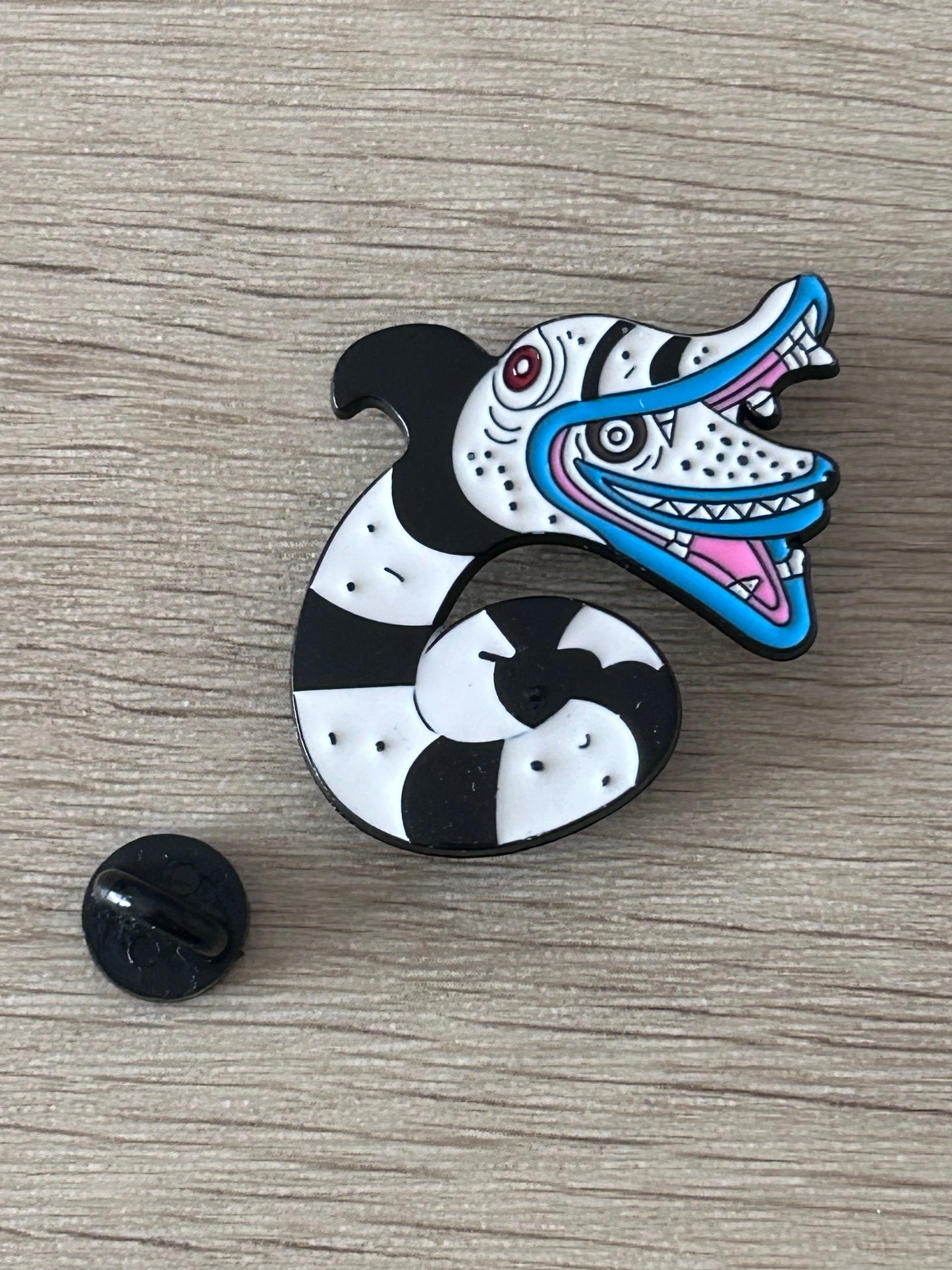 Pin serpent Beetlejuice émaillé noir et blanc, tête à bouche bleue