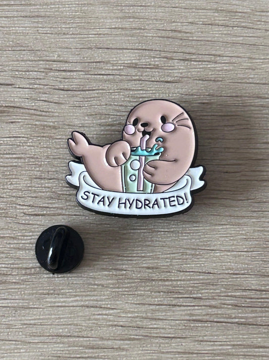 Badge épingle phoque gris « Stay Hydrated ! » avec bouteille