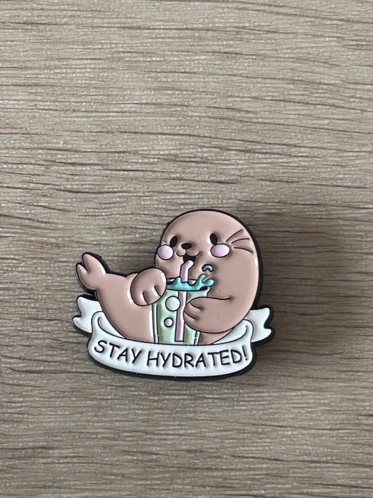 Badge épingle phoque gris « Stay Hydrated ! » avec bouteille et ailes
