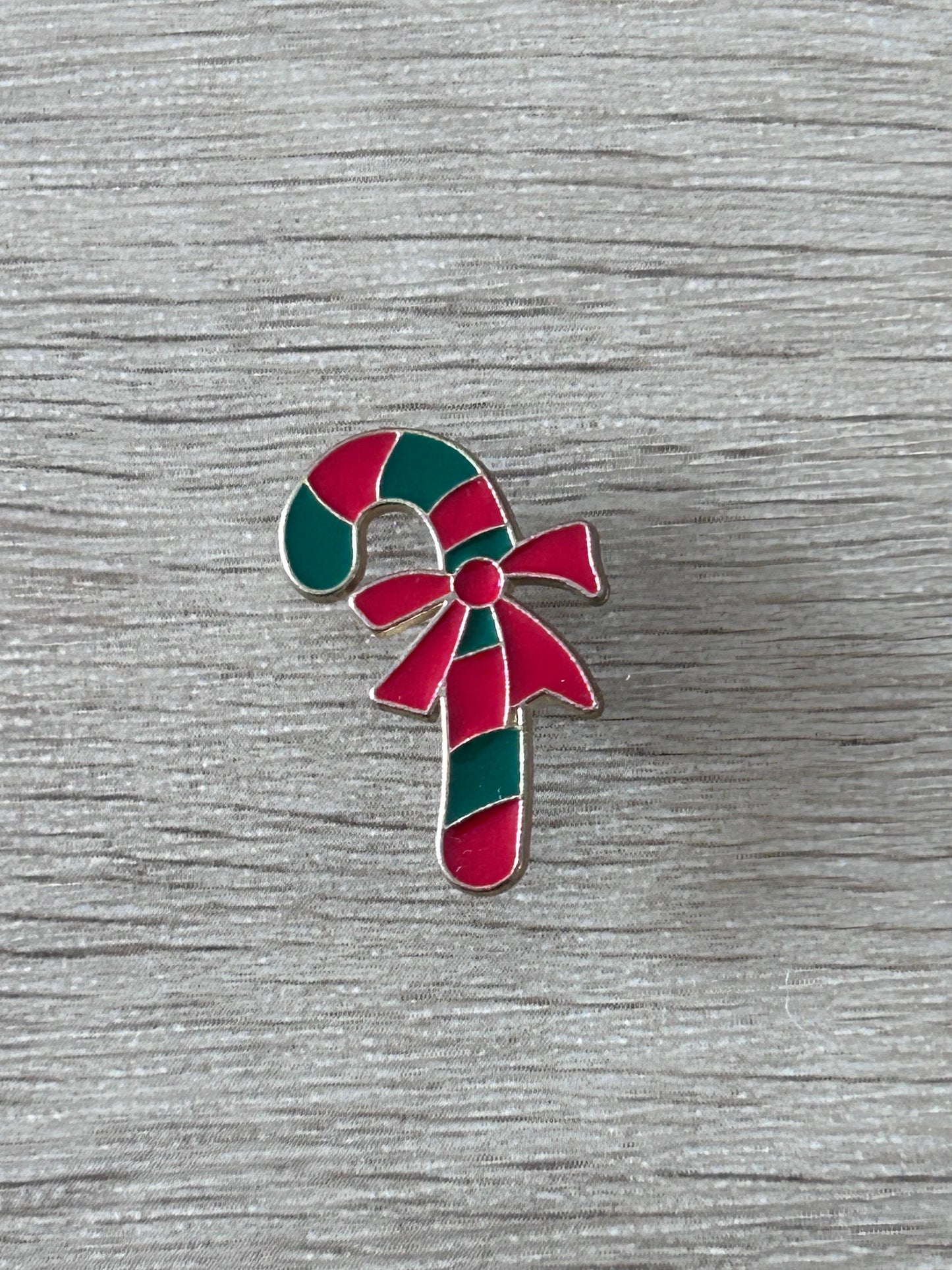 Pin émaillé sucre d’orge de Noël rayé vert et rouge avec nœud