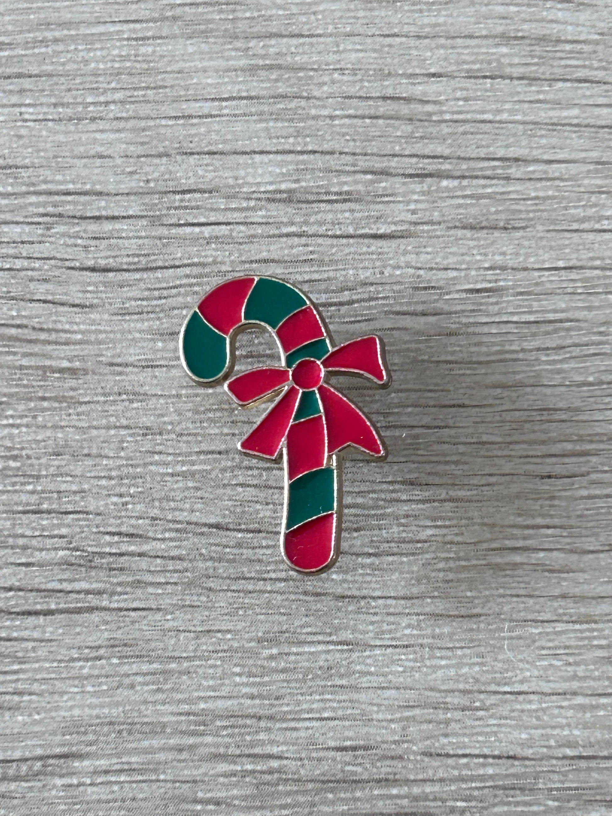Pin émaillé sucre d’orge de Noël rayé vert et rouge avec nœud