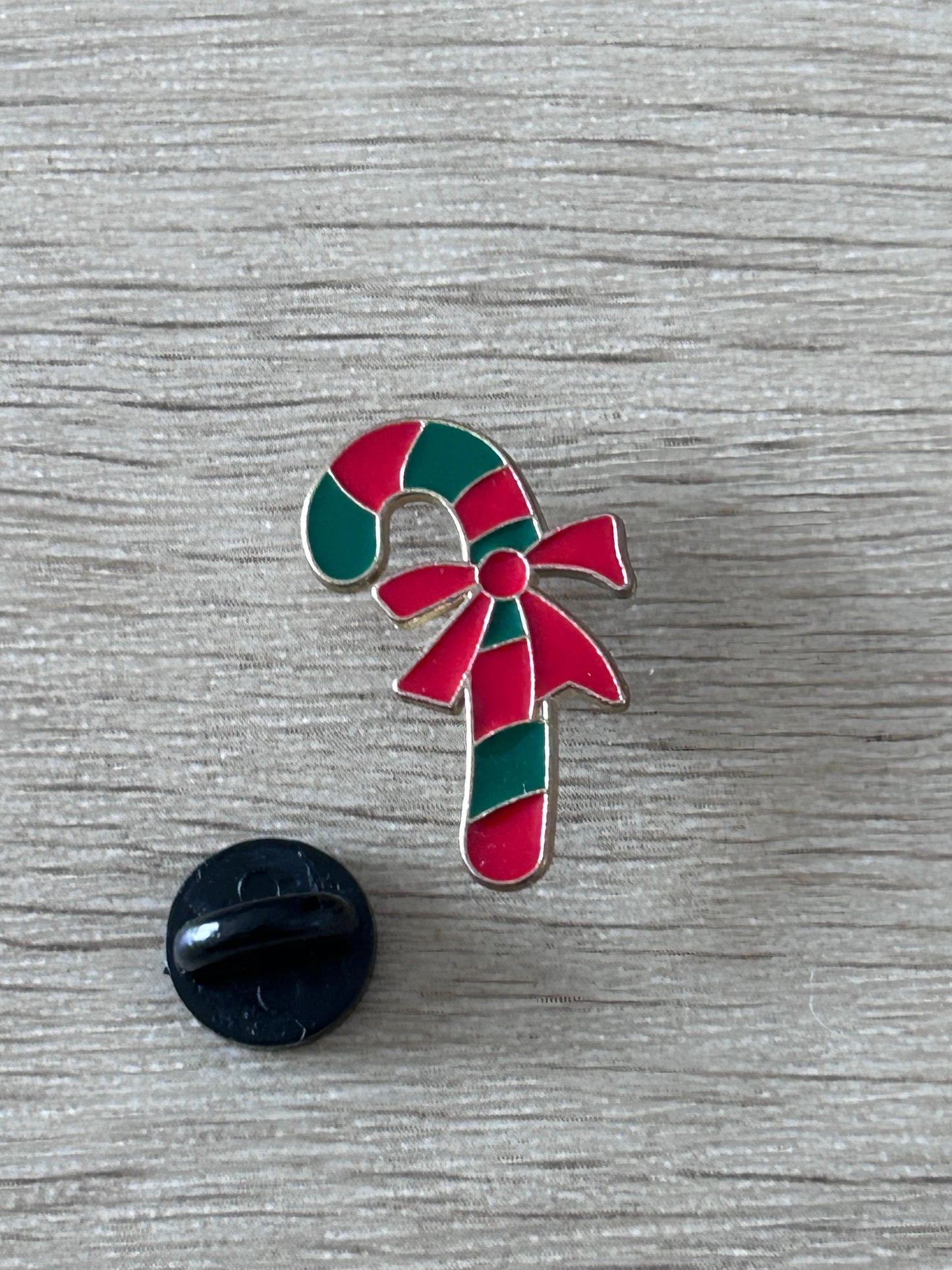 Pin émaillé sucre d’orge de Noël rayé vert et rouge avec nœud, dos noir