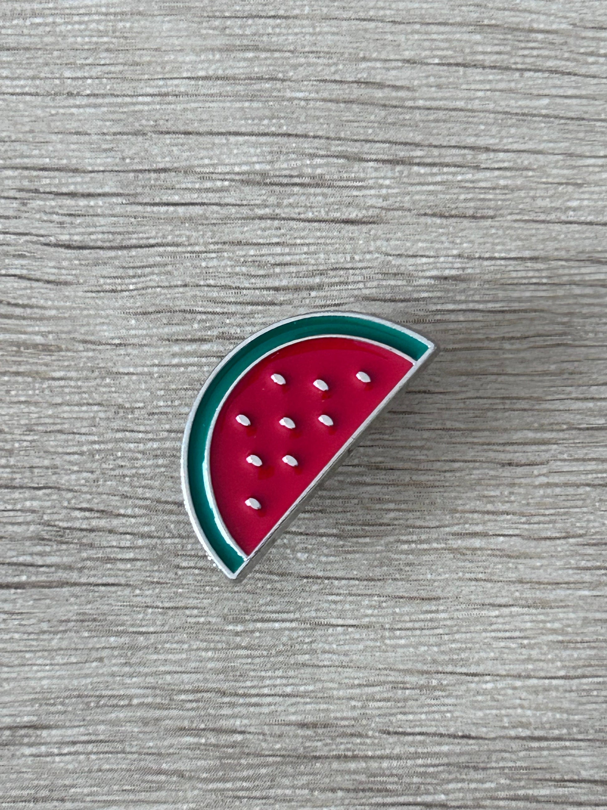 Épingle pastèque rouge à bord vert avec pépins, forme triangulaire