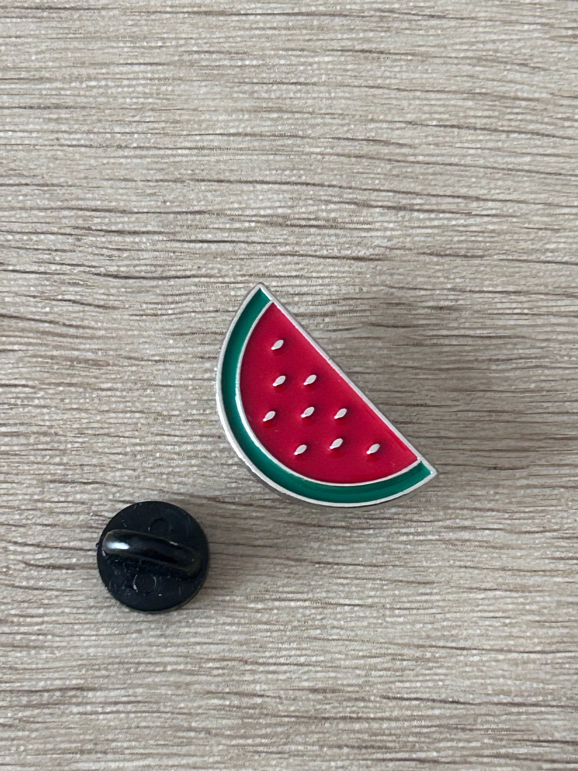 Épingle tranche de pastèque rouge à bord vert, pépins et attache noire en plastique