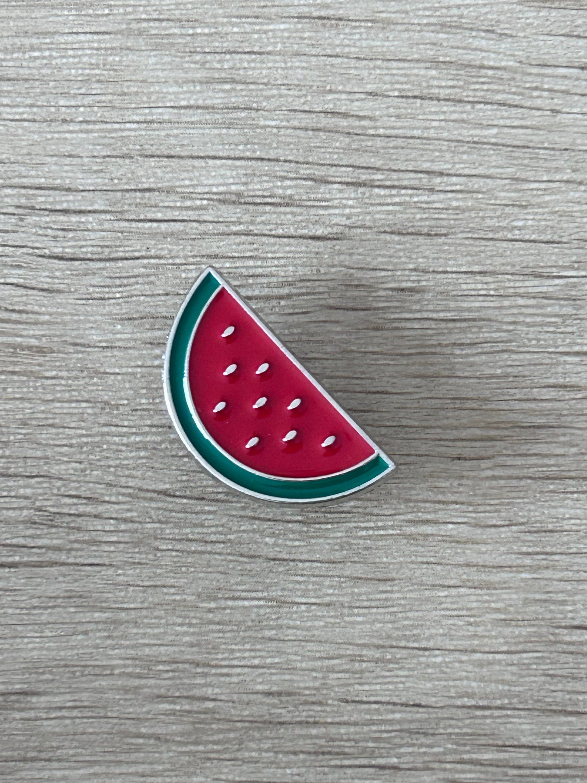 Épingle en forme de tranche de pastèque rouge bord vert, motifs de pépins