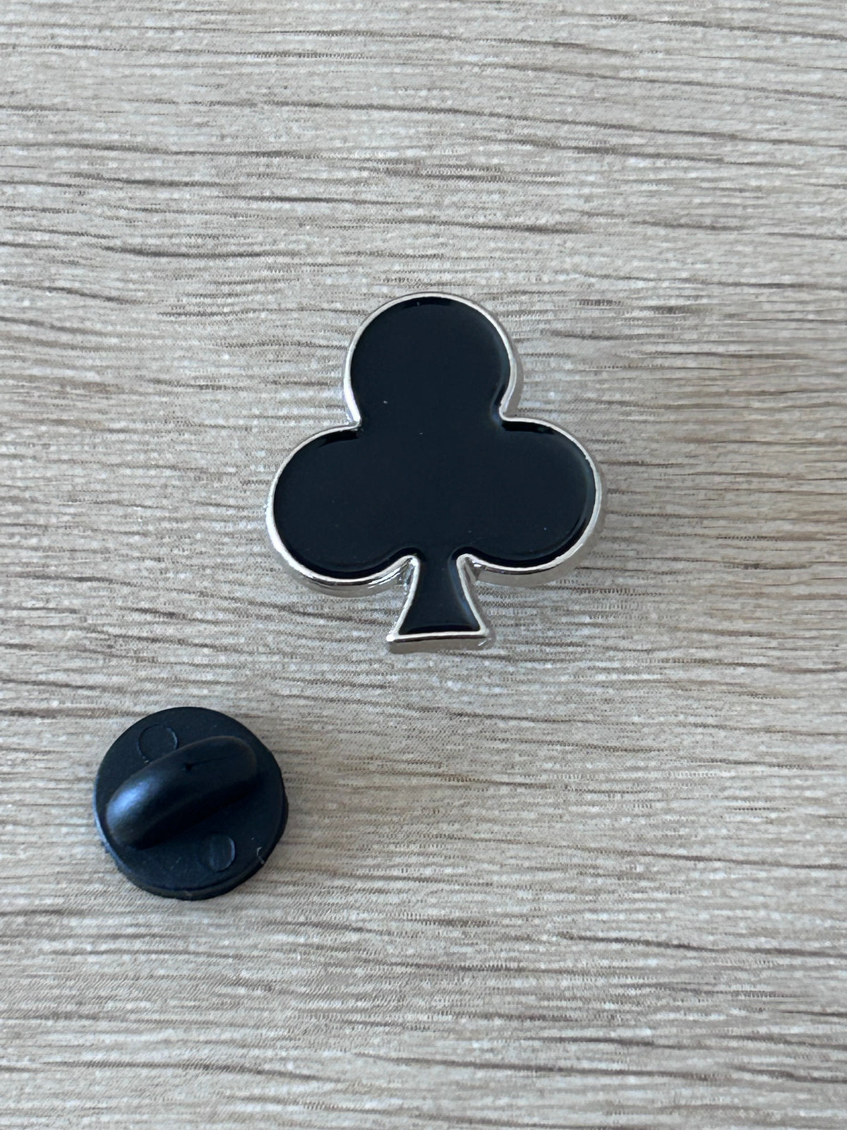 Dos du pin's clé de sol noire vu de près