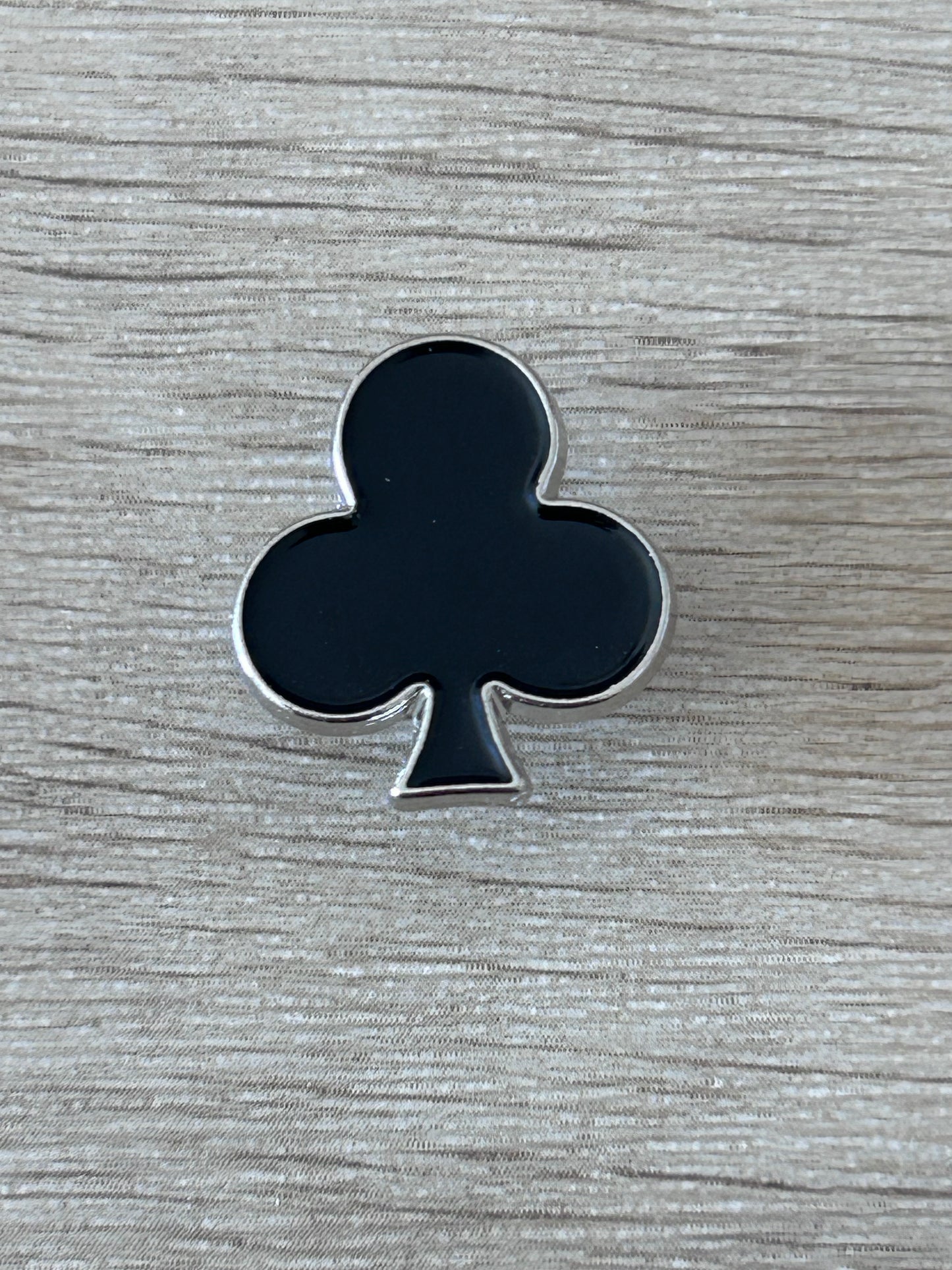 Dos du pin's clé de sol noire avec attache papillon