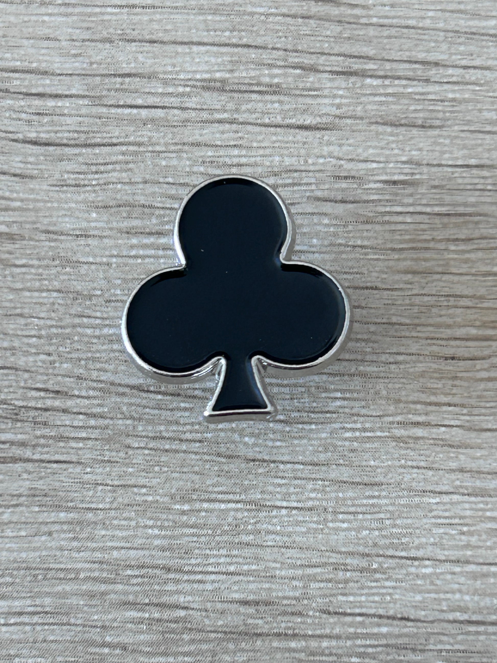 Dos du pin's clé de sol noire avec attache papillon