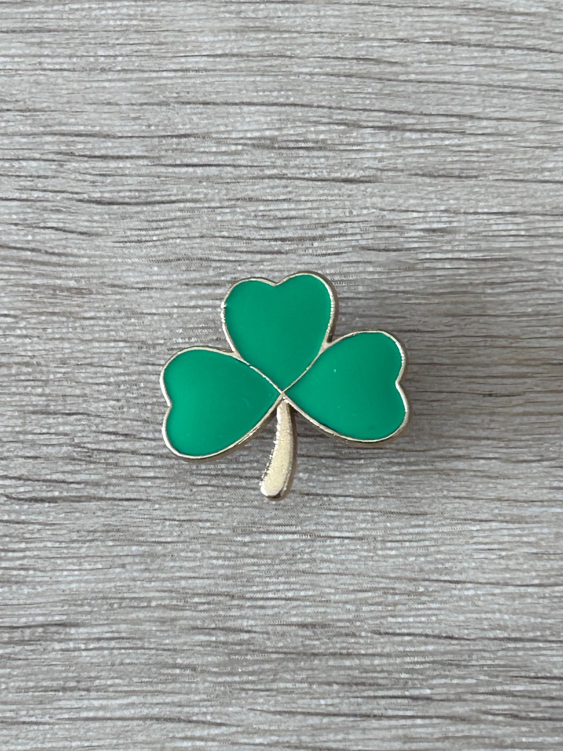 Épingle trèfle à quatre feuilles vert porte-bonheur, tige dorée