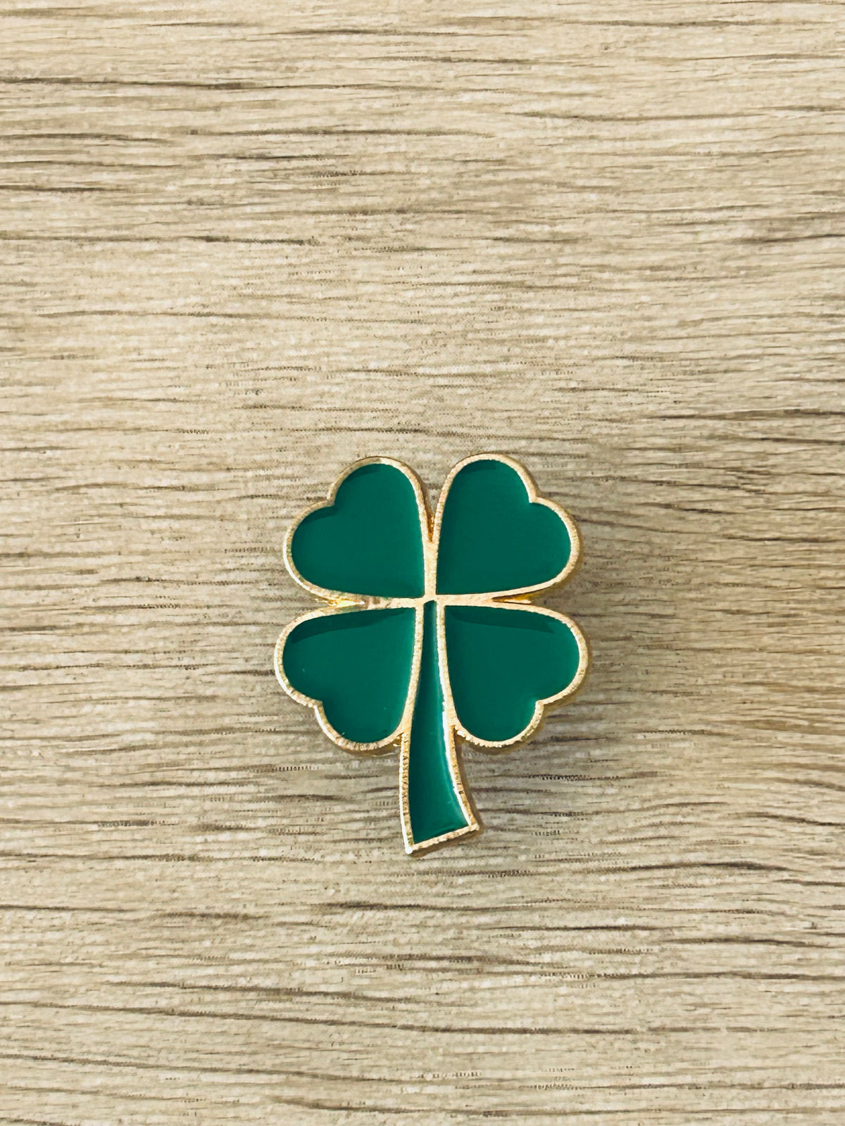 Broche trèfle à quatre feuilles émaillé vert, contours dorés