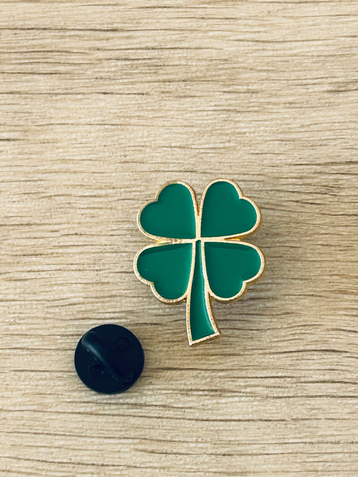 Broche trèfle à quatre feuilles verte, épingle noire au dos