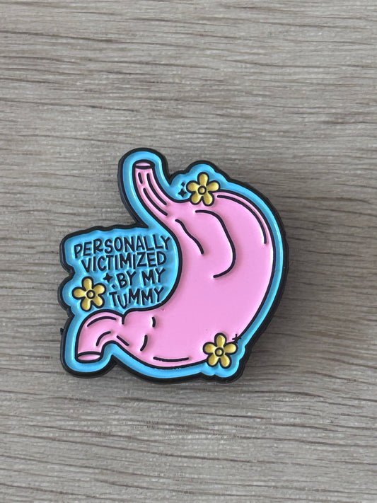 Goupille émaillée estomac rose « Personally victimized by my tummy » avec fleurs