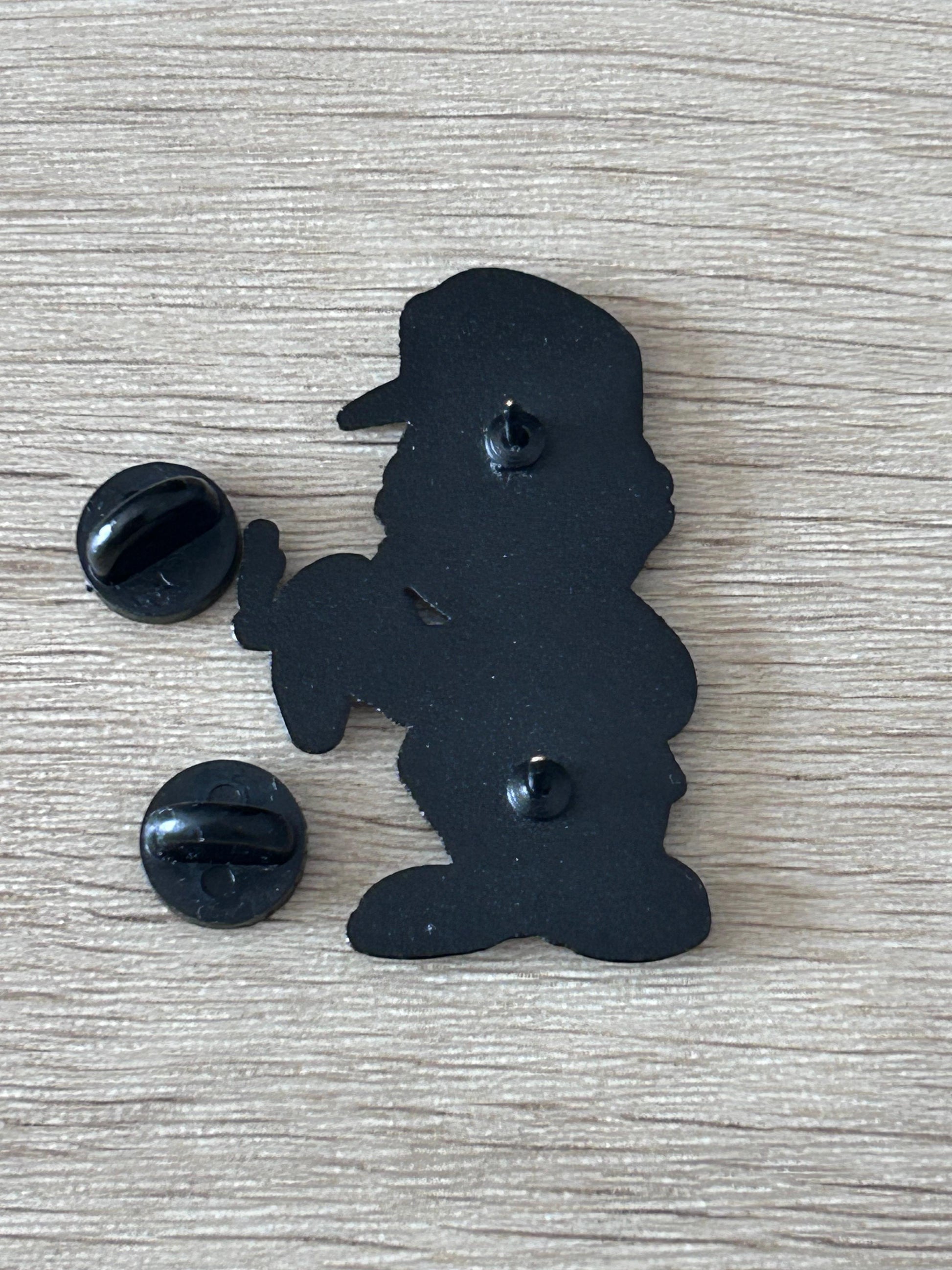 Broche noire, dos avec deux picots et attaches rondes
