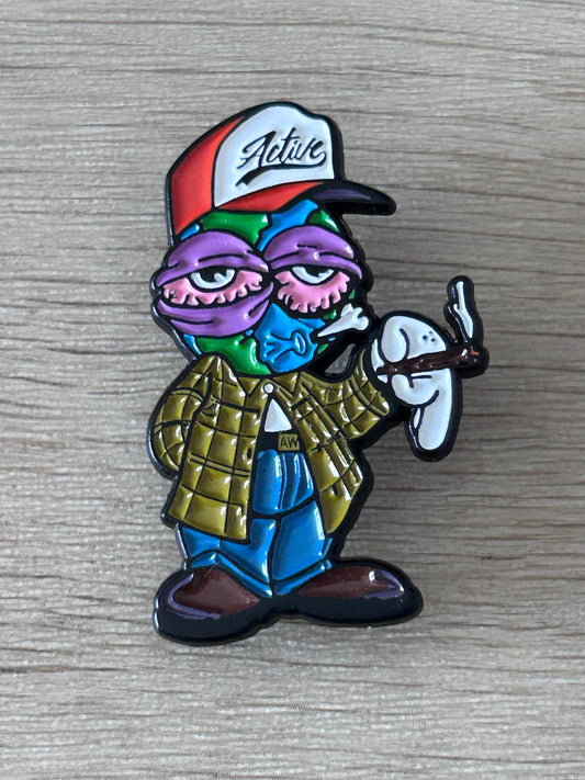 Broche émaillée personnage fumant, casquette, couleurs vives